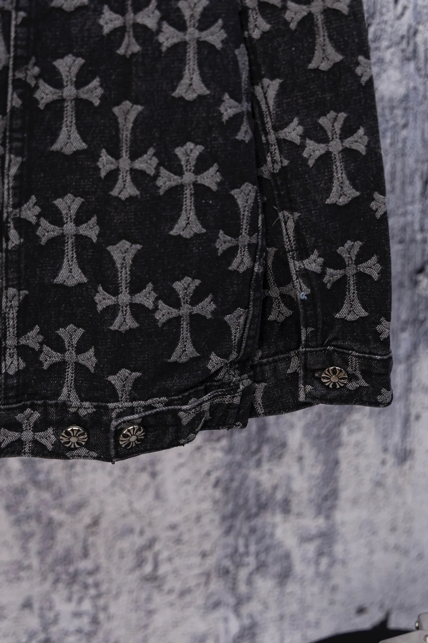 P240 Chrome Hearts CH Chrome Hearts double-sided all-over LOGO jacquard dark pattern heavy-duty denim jacket jeans denim suit same style as the Internet celebrity star's cross-printed denim jacket jeans, the unique cross design element plus all-over printing, full of design sense. It is made of 100% denim cotton fabric with heavy coarse yarn count, which ensures a stiff and tough silhouette while being soft, comfortable and breathable. The lapel is designed with silver buttons and is full of texture. The classic white cross logo is all over the dress, making it a perfect versatile style for spring and summer! Customized jacquard fabric, you can wear it in various styles. This gender-neutral shirt is a must-have for nightclubs. It can be worn as a jacket for both men and women. It can be easily worn by both men and women! The original loose version is made of high-quality pure cotton fabrics. The fabric pattern is high-definition and delicate without burrs. It is comfortable and breathable to wear. All the buttons are molded and customized. It is casual and fashionable and can be matched with any bottoms. It can be windproof and sunproof in spring and summer. It can be worn outside in autumn and winter! Easily concave shape makes you look slimmer and taller, perfect for both men and women! Color: Black Blue Size: Jacket S-XL Pants 28-36